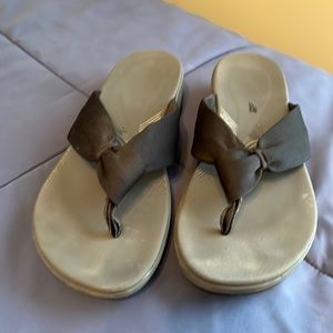 Women’s Clarks Cloudsteppers Arla Glison black fabric flip flops